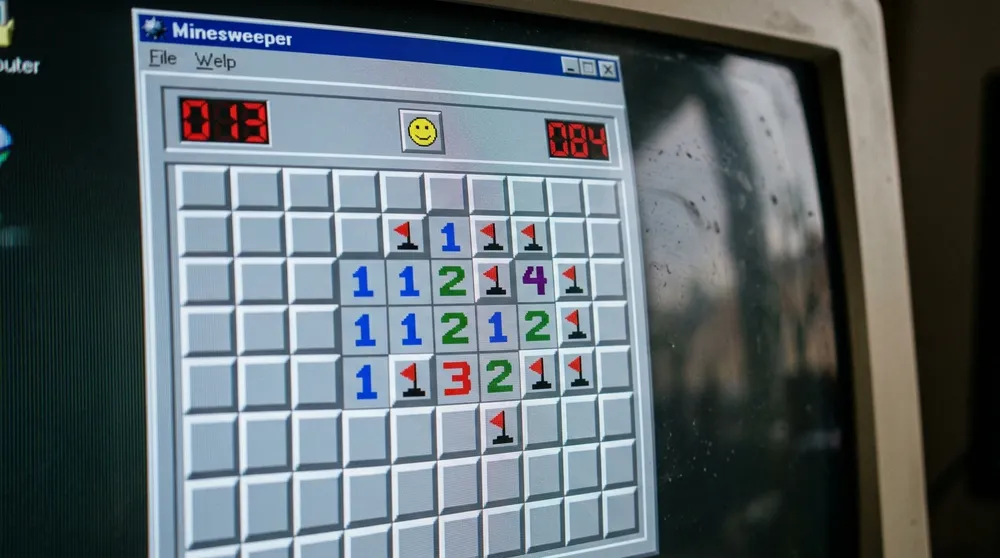 Primo piano di una griglia di Campo Minato con numeri svelati, bandierine e c...